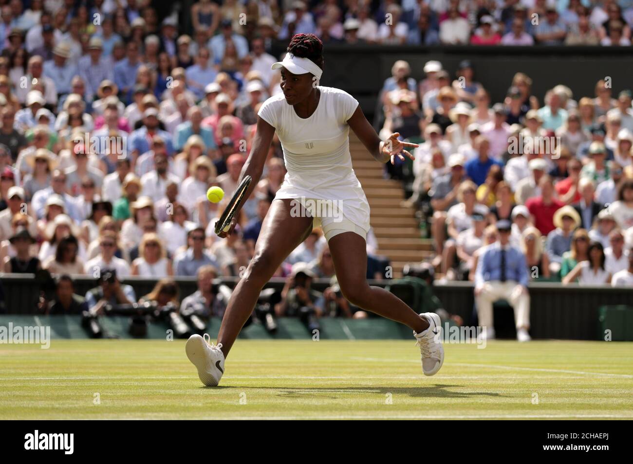 Venus Williams im Einsatz gegen Angelique Kerber am zehnten Tag der Wimbledon Championships beim All England Lawn Tennis und Croquet Club in Wimbledon. Stockfoto