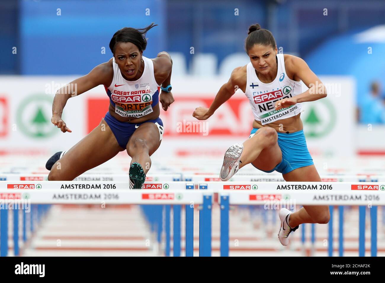 Der britische Sydney Porter (links) gewinnt das Halbfinale der 100-Meter-Hürde für Frauen am zweiten Tag der 2016 European Athletic Championships im Olympiastadion in Amsterdam. Stockfoto