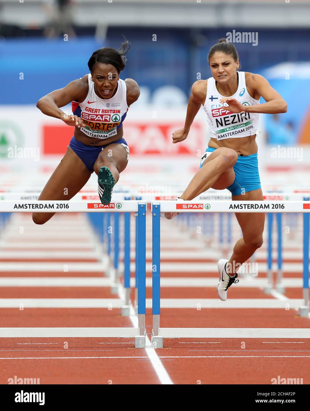 Der britische Sydney Porter (links) gewinnt das Halbfinale der 100-Meter-Hürde für Frauen am zweiten Tag der 2016 European Athletic Championships im Olympiastadion in Amsterdam. Stockfoto