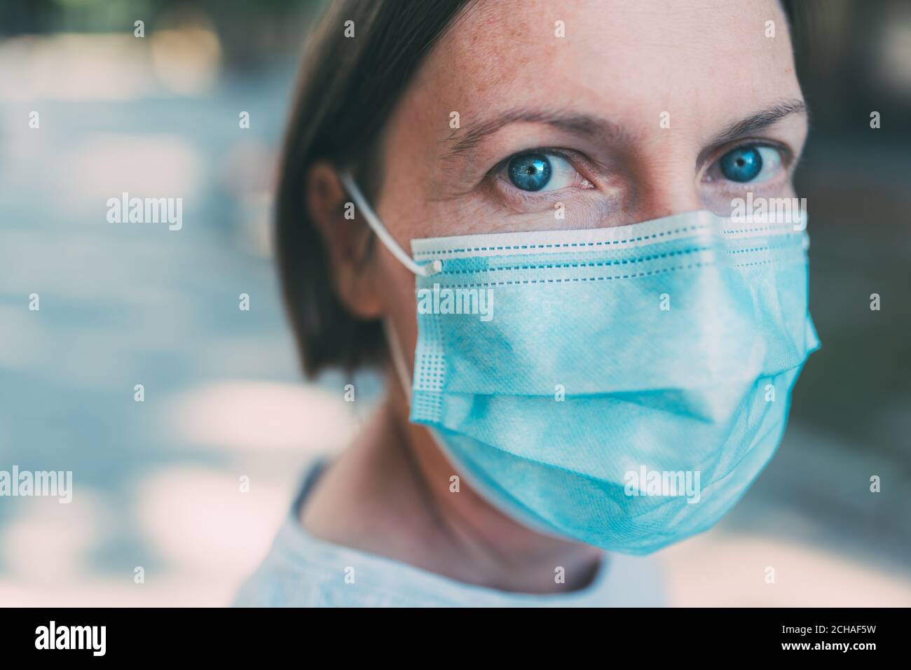 Alltägliche Menschen mit schützender Gesichtsmaske während Coronavirus-Pandemien, Nahaufnahme Porträt mit selektivem Fokus Stockfoto