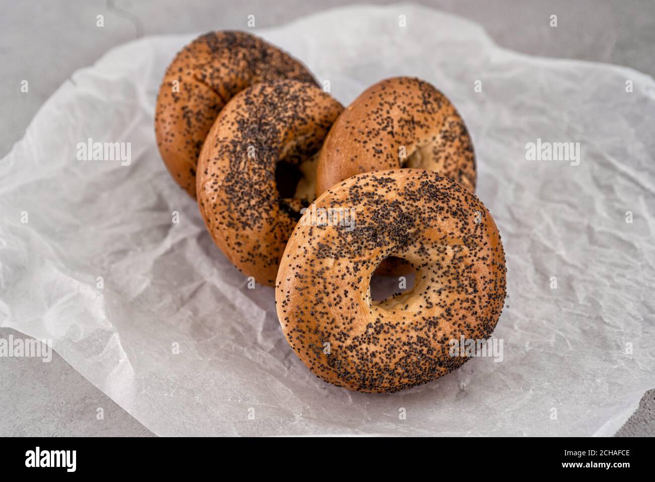 Bagels auf einem gewachsten Papier gestapelt Stockfoto