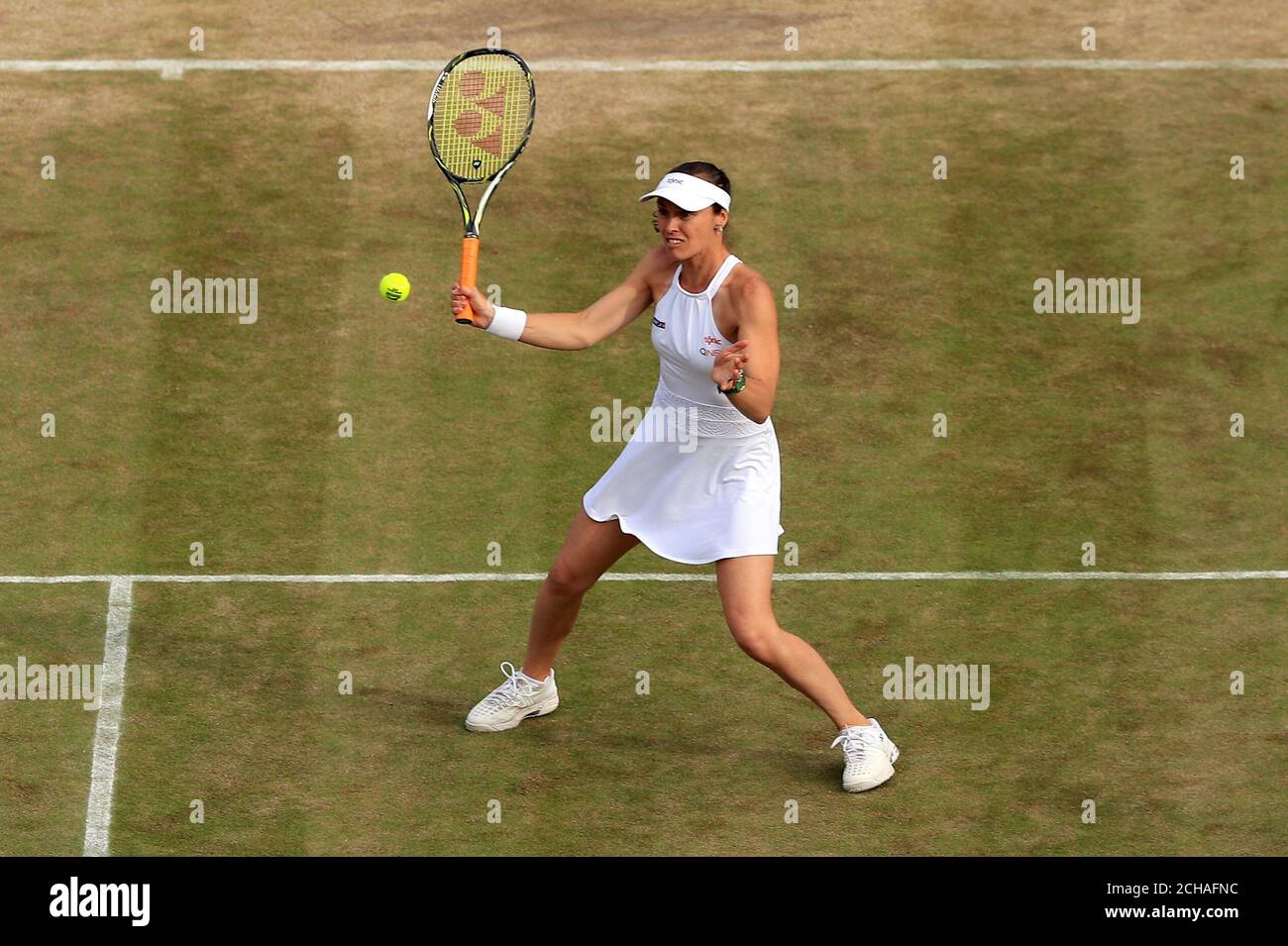 Martina Hingis in Aktion während ihres Doppelmatches mit Leander Paes am 10. Tag der Wimbledon Championships beim All England Lawn Tennis und Croquet Club in Wimbledon. Stockfoto