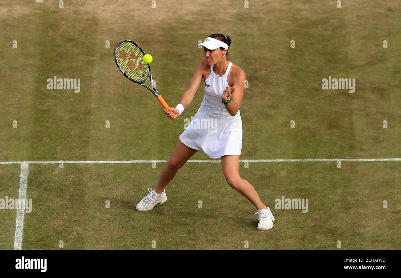 Martina Hingis in Aktion während ihres Doppelmatches mit Leander Paes am 10. Tag der Wimbledon Championships beim All England Lawn Tennis und Croquet Club in Wimbledon. Stockfoto