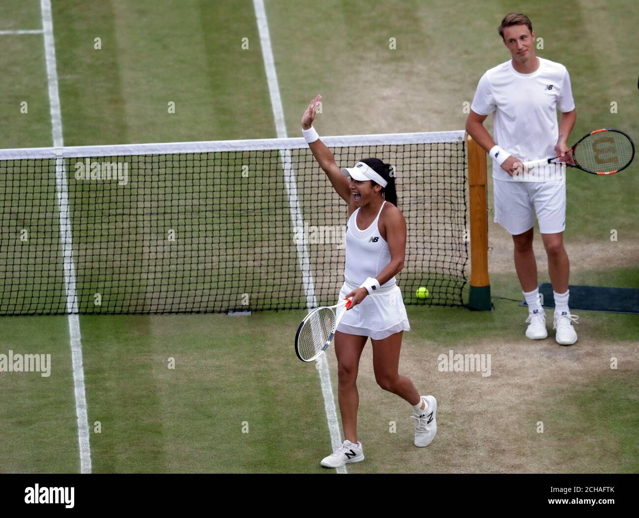 Henri Kontinen und Heather Watson feiern den Sieg über Leander Paes und Martina Hingis am 10. Tag der Wimbledon Championships im All England Lawn Tennis und Croquet Club in Wimbledon. Stockfoto