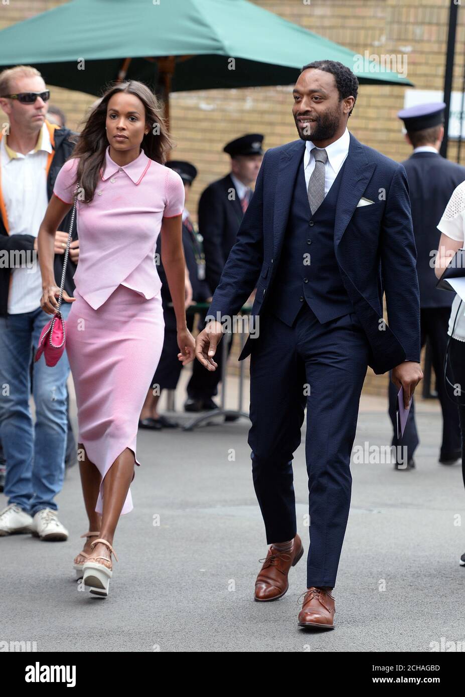 Chiwetel Ejiofor (rechts) und Frances Aaternir am 11. Tag der Wimbledon Championships im All England Lawn Tennis und Croquet Club, Wimbledon. Stockfoto