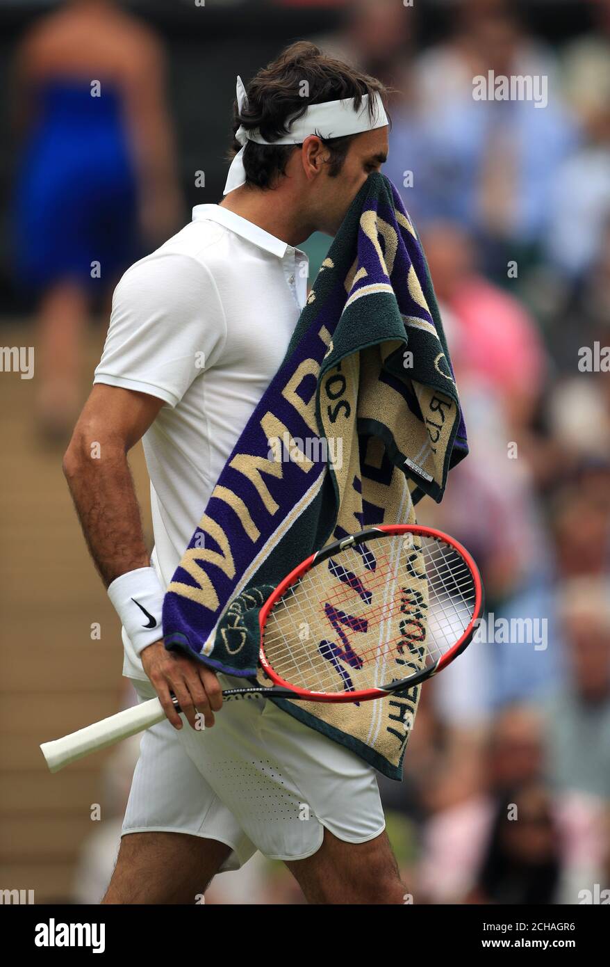 Roger Federer nach dem ersten Satz gegen Milos Raonic am 11. Tag der Wimbledon Championships beim All England Lawn Tennis and Croquet Club in Wimbledon. Stockfoto