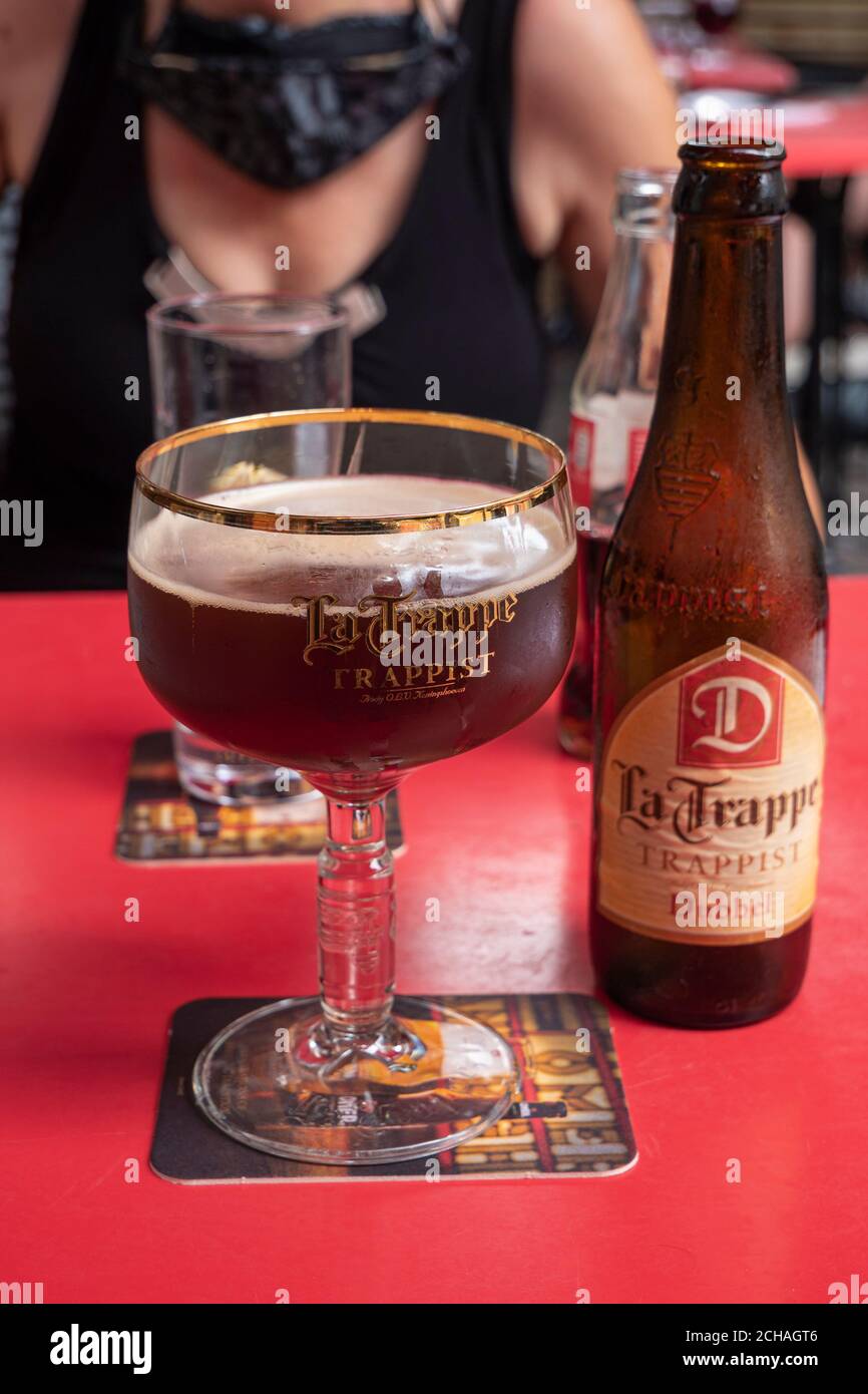 Antwerpen, Belgien, 16. August 2020, La Trappe Trappist, holländisches Bier klassisch dunkelbraun mit elfenbeinfarbenem Schaumstoffkopf Stockfoto