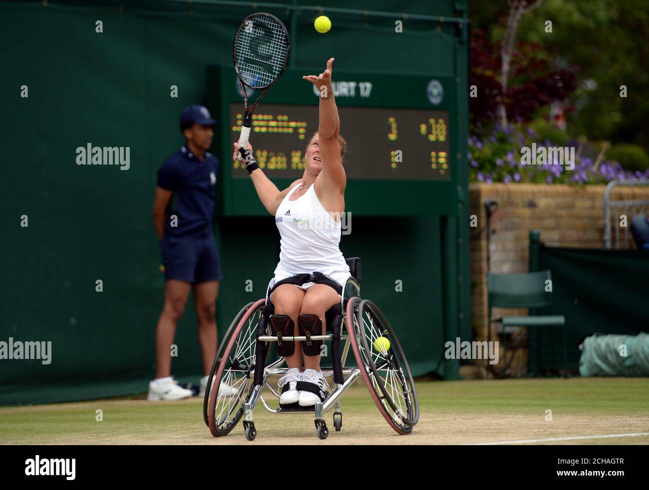 Jordanne Whiley in Aktion in den Damen Rollstuhl Singles am Tag elf der Wimbledon Championships im All England Lawn Tennis und Croquet Club, Wimbledon. Stockfoto