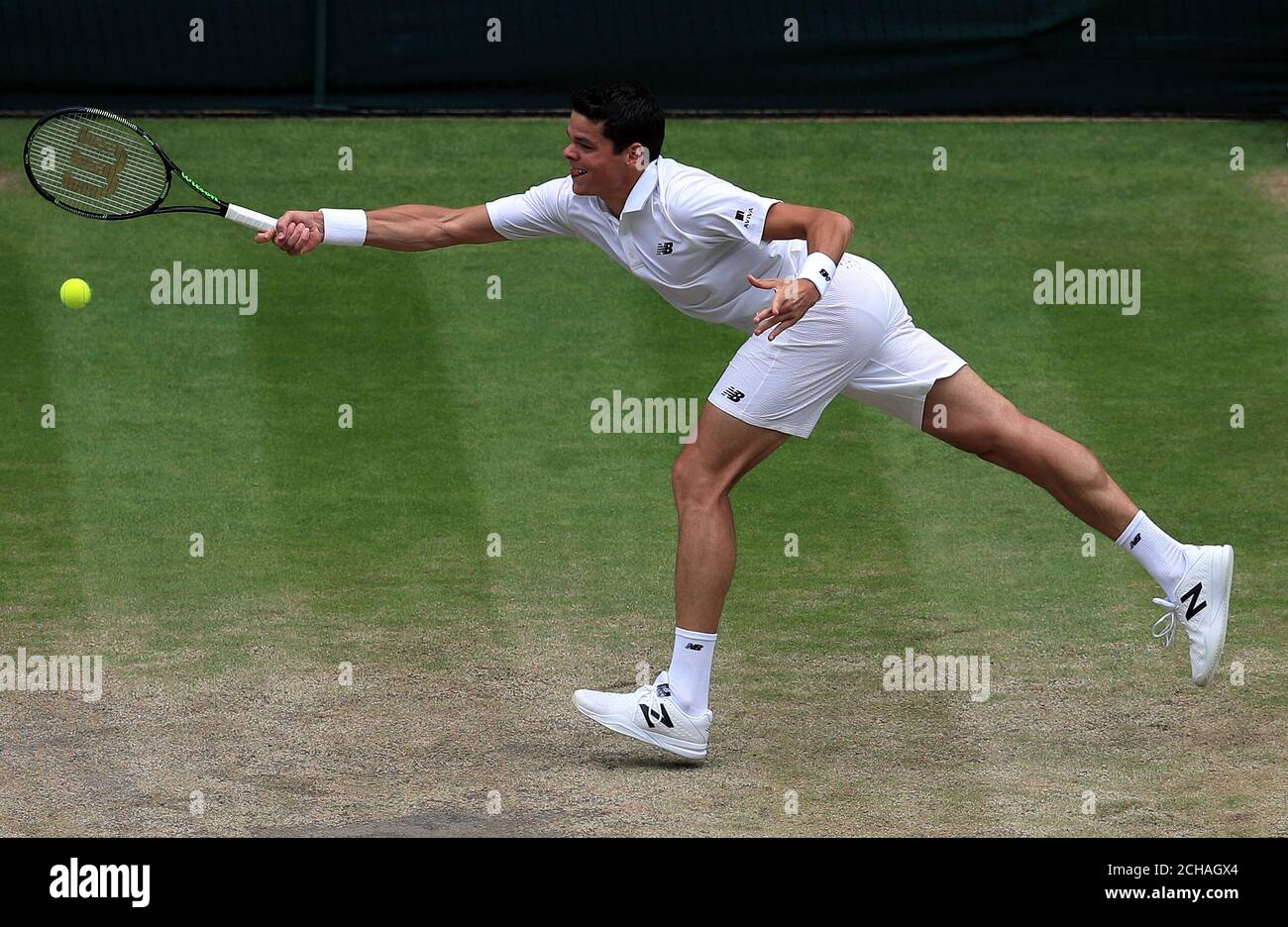 Milos Raonic in Aktion gegen Roger Federer am Tag elf der Wimbledon Championships bei den All England Lawn Tennis and Croquet Club, Wimbledon. Stockfoto