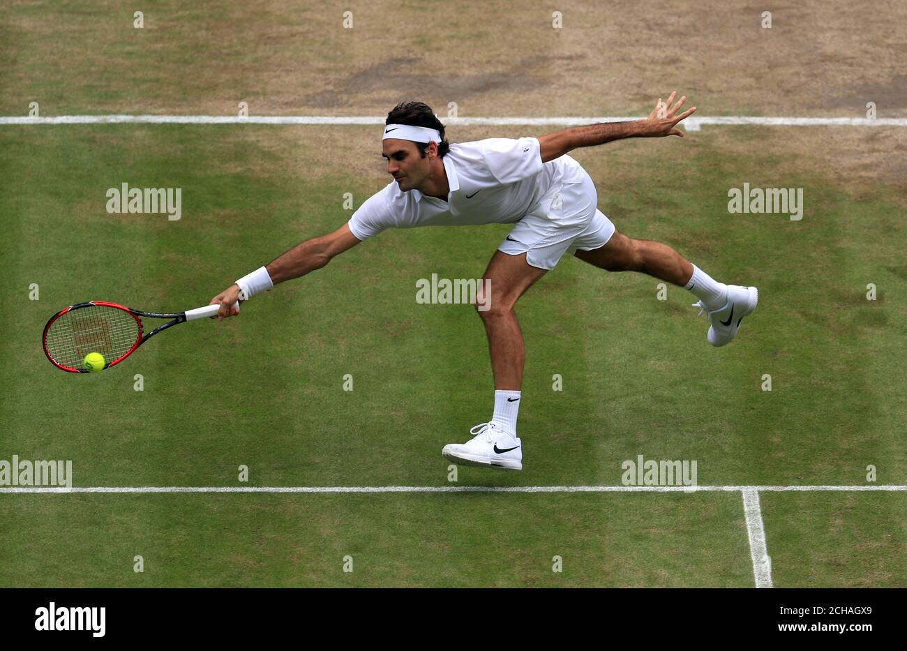 Roger Federer im Einsatz gegen Milos Raonic am 11. Tag der Wimbledon Championships beim All England Lawn Tennis and Croquet Club in Wimbledon. Stockfoto
