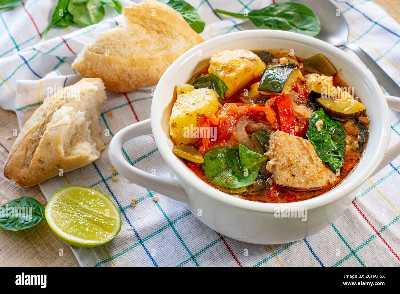 Giambotta in Italien / Marmitako in Spanien (Thunfischsuppe mit Kartoffeln, Paprika und Tomaten) Stockfoto