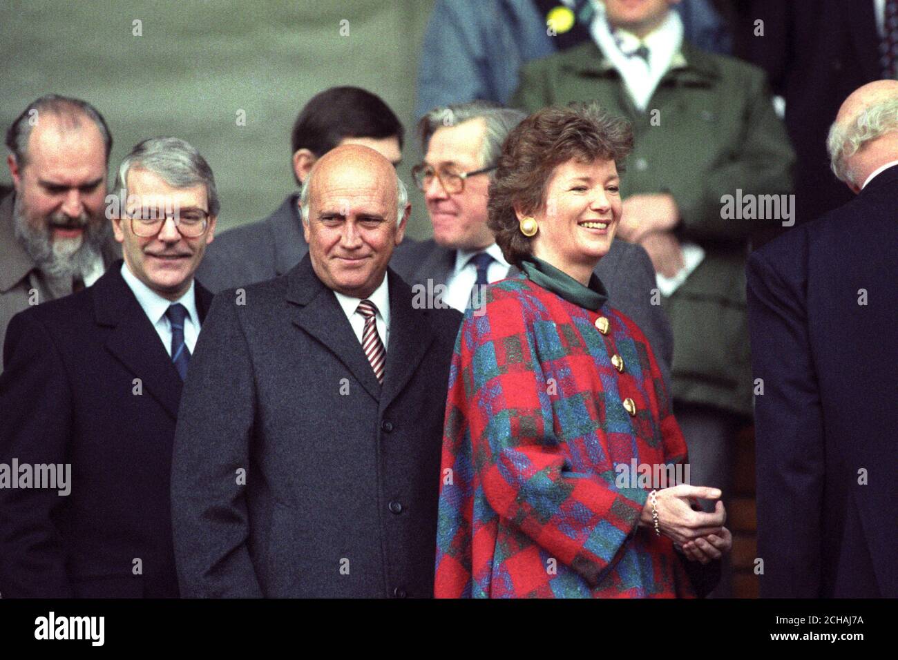 Premierminister John Major (links) mit dem südafrikanischen Präsidenten FW de Klerk und der irischen Präsidentin Mary Robinson, als sie in Twickenham für das England gegen Irland Five Nations Championship Match ankamen. Stockfoto