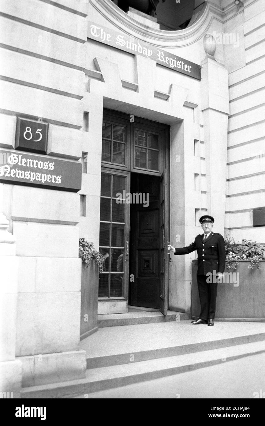 Der Haupteingang der Press Association in der Fleet Street, London, mit einem "Glenross Newspapers"-Schild und in einer neuen TV-Serie zu sehen. Stockfoto