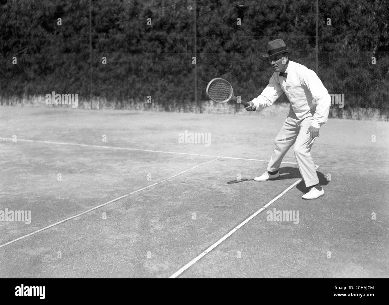 Sir Arthur Crosfield im Spiel während eines jährlichen International Lawn Tennis Tournaments auf den Tennisplätzen des Hotel Metropole in Cannes. Stockfoto