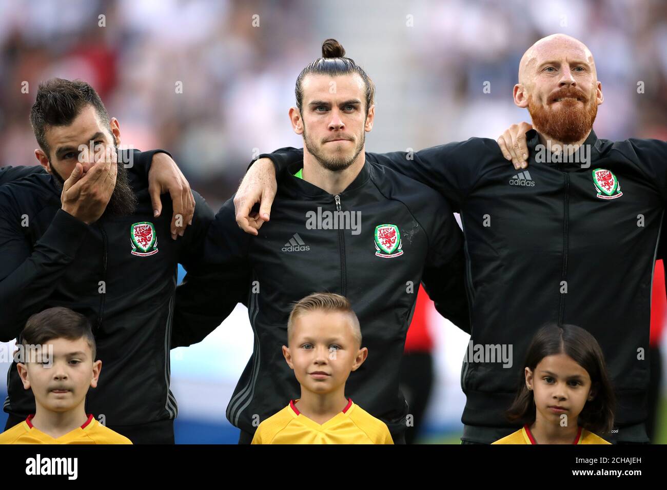 Wales' Joe Ledley, Gareth Bale und James Collins (von links nach rechts) während der Nationalhymne Stockfoto