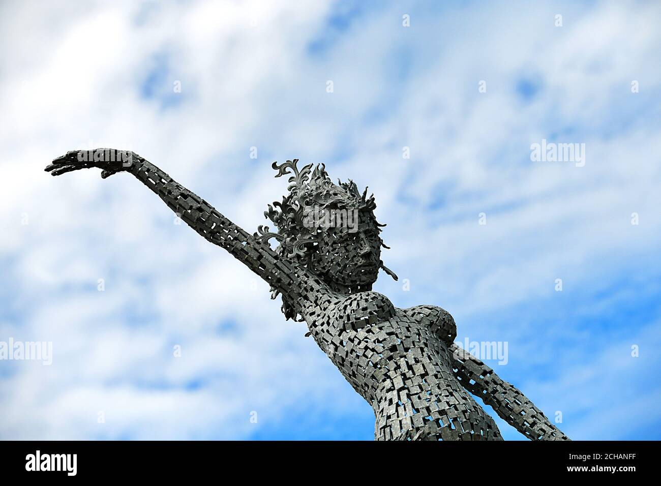 Eine Skulptur des Künstlers Andy Scott vor dem Keepmoat Stadium. Stockfoto