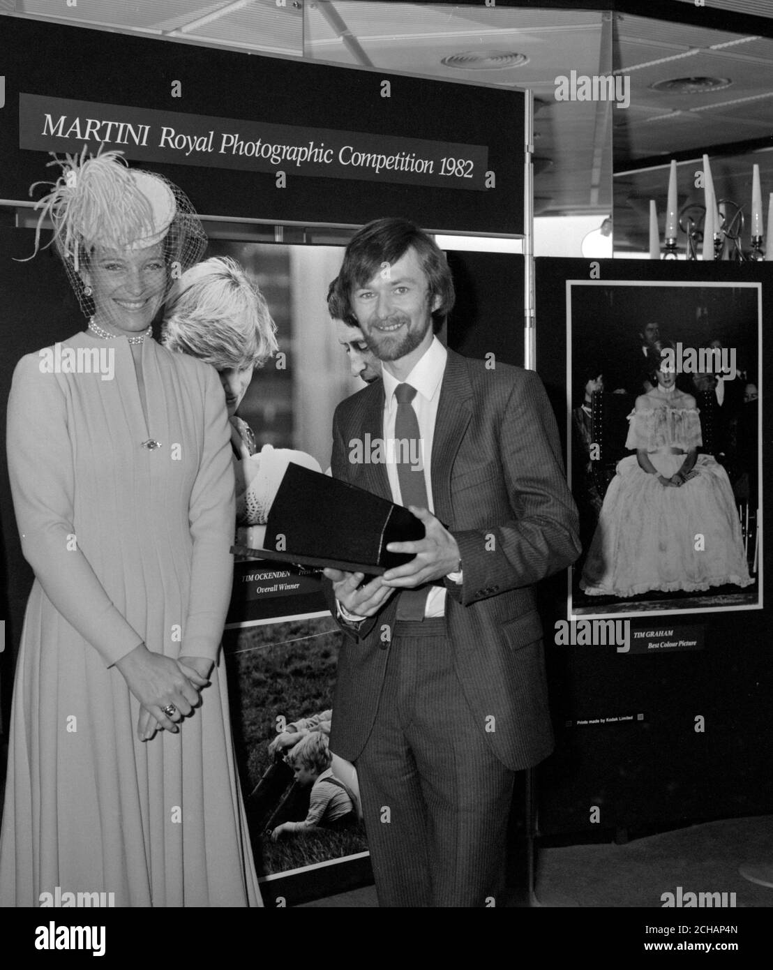 Presseverband Fotograf Tim Ockenden zusammen mit Prinzessin Michael von Kent, als er seine Gewinnerfoto in der Martini Royal Photographer of the Year in London zeigt. Stockfoto