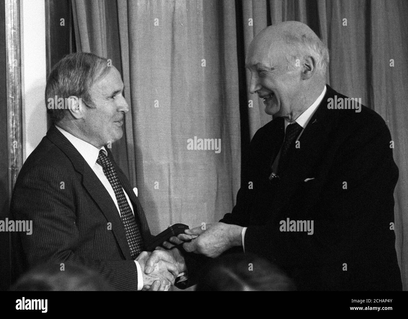 Bei den 26. Jährlichen Press Awards für Granadas "What the Papers Say" Lunch im Savoy Hotel, London. Lord Denning (r) von Whitchurch, kürzlich pensionierter Master of the Rolls, überreicht David Chipp, Chefredakteur der Press Association, den Gerald Barry Award für herausragende Verdienste um den Journalismus. Stockfoto