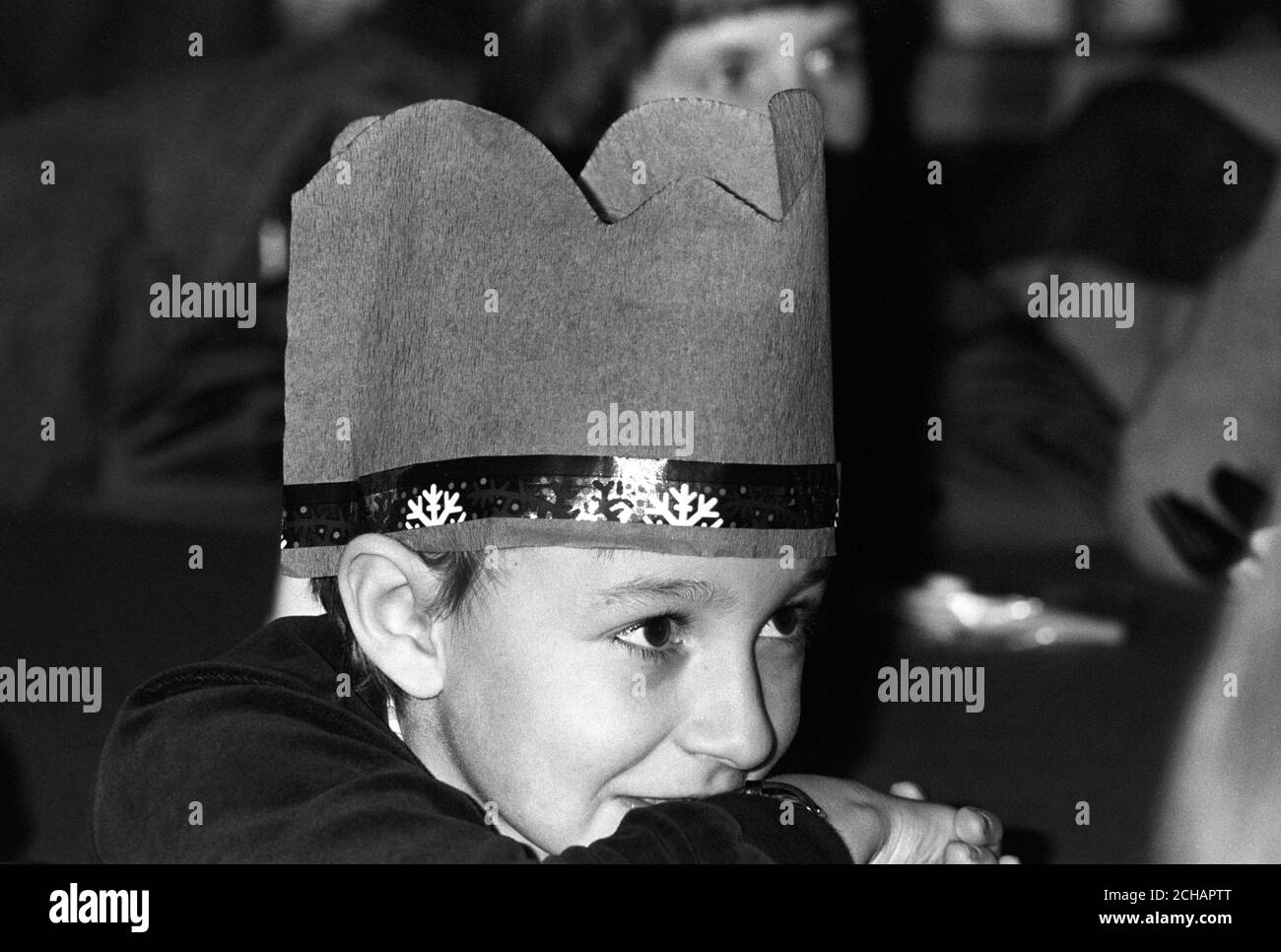Ein Kind, das sich während der Weihnachtsfeier der Pressevereinigung Children's Christmas Party im "The Cockney" in Charing Cross Road, London, amüsieren kann. Stockfoto
