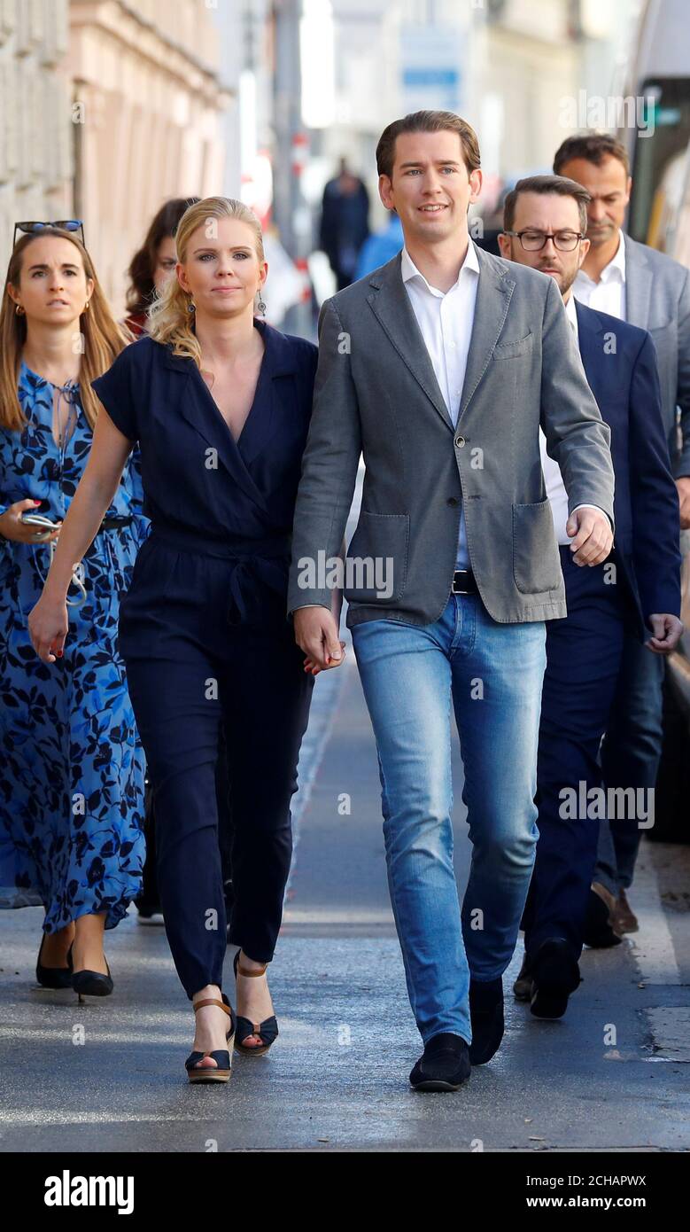 pic Kurz Sebastian Susanne Thier https www alamy de der spitzenkandidat der volkspartei oevp und ehemalige kanzler sebastian kurz kommt mit seiner freundin susanne thier zu einem wahllokal in wien osterreich 29 september 2019 reutersleonhard foeger image372104374 html