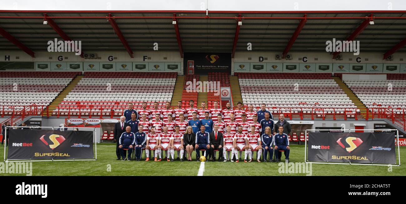 Back Row L-R: Diminic Stewart, Scott McMann, Antons Kurakins, Gramoz Kurtaj, Craig Watson, Jeaus Garcia Tena, Micheal Develin, Jordan McGregor, Alex D'Acol, Shaun Want, Darion MacKinnon, George Cairns. Middle Row Brian Potter, Lewis Longridge, Darren Lyon, Ross Cunningham, Greg Docherty, Alexander Marshall, Alan Martin, Ben Reilly, Jack Breslin, Ronan Hughes, Ryan Tierney, Guillaume Beuzelin. Front Row Danny List, Katie Simpson, Steven Boyd Grant Gillespie, Danny Redmond, Martin Canning, Ali Crawford, Doughi Imrie, Eamonn Brophy, Victoria McIintire, Kevin Symon., Hamilton Academical Stockfoto