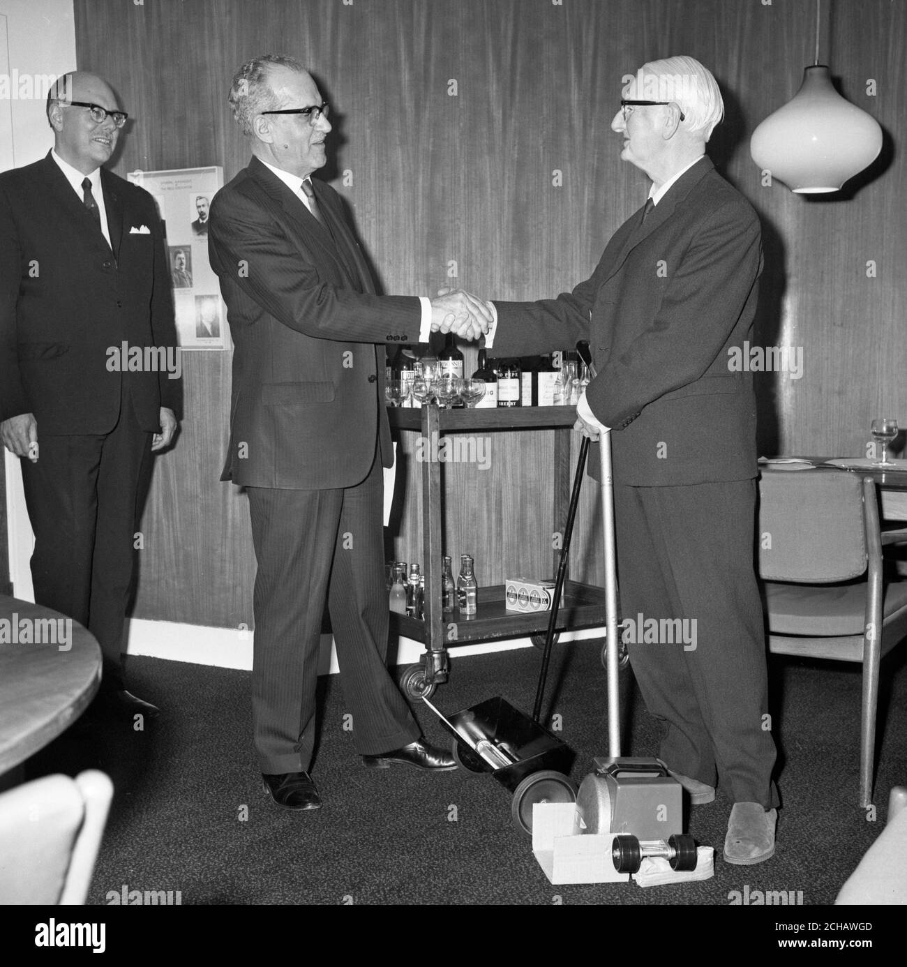 DA Blackaby (rechts) erhält ein Ruhestandsgeschenk von George Cromarty Bloom bei der Pressevereinigung. Stockfoto