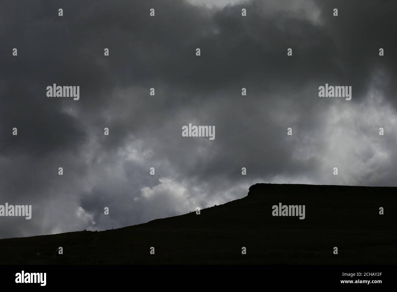 Eine Silhouette des Gipfels des Corn Du Berges, im Brecon Beacons National Park, Wales. DRÜCKEN Sie VERBANDSFOTO. Bilddatum: Dienstag, 12. Juli 2016. Bildnachweis sollte lauten: Yui Mok/PA Wire Stockfoto