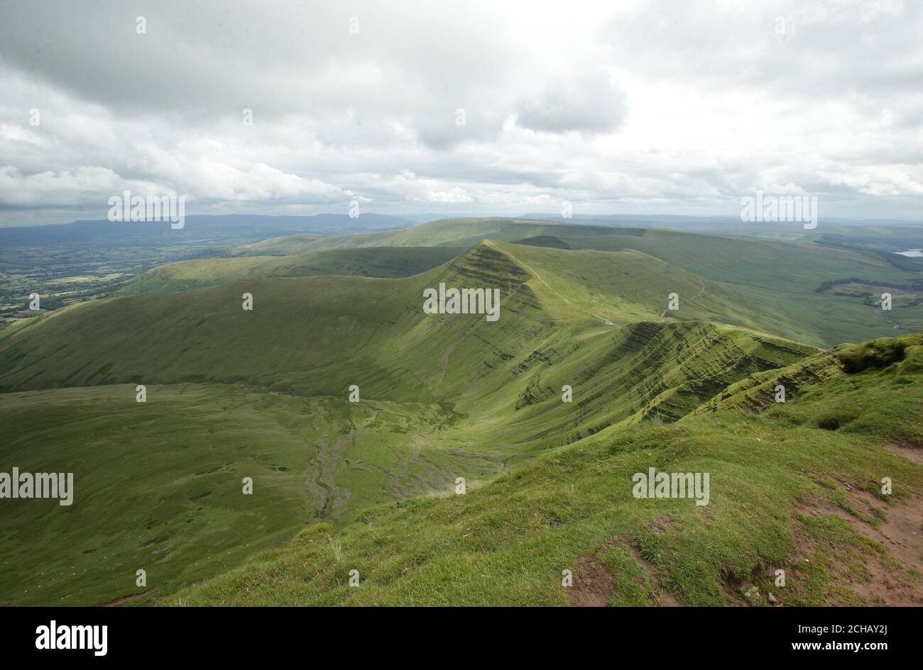 Der Gipfel des Cribyn Bergs von Pen y Fan aus gesehen, im Brecon Beacons National Park, Wales. DRÜCKEN Sie VERBANDSFOTO. Bilddatum: Dienstag, 12. Juli 2016. Bildnachweis sollte lauten: Yui Mok/PA Wire Stockfoto