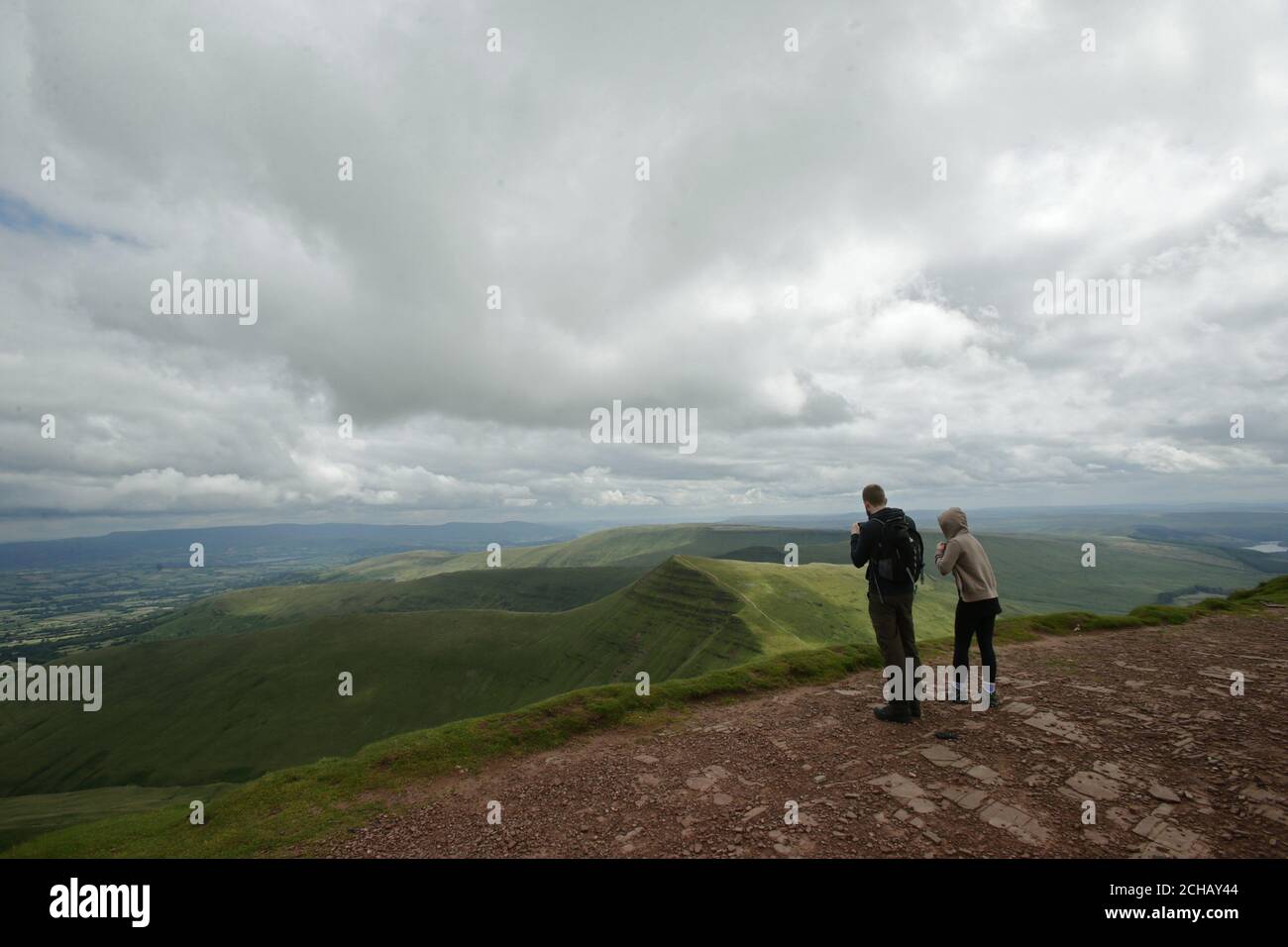 Wanderer fotografieren den Gipfel des Cribyn Berg rom Pen y Fan, im Brecon Beacons National Park, Wales. DRÜCKEN Sie VERBANDSFOTO. Bilddatum: Dienstag, 12. Juli 2016. Bildnachweis sollte lauten: Yui Mok/PA Wire Stockfoto