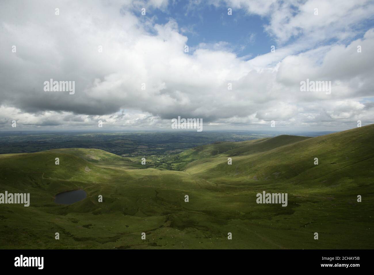 Der Blick auf den Brecon Beacons National Park vom Gipfel des Corn Du Mountain in Wales. DRÜCKEN Sie VERBANDSFOTO. Bilddatum: Dienstag, 12. Juli 2016. Bildnachweis sollte lauten: Yui Mok/PA Wire Stockfoto