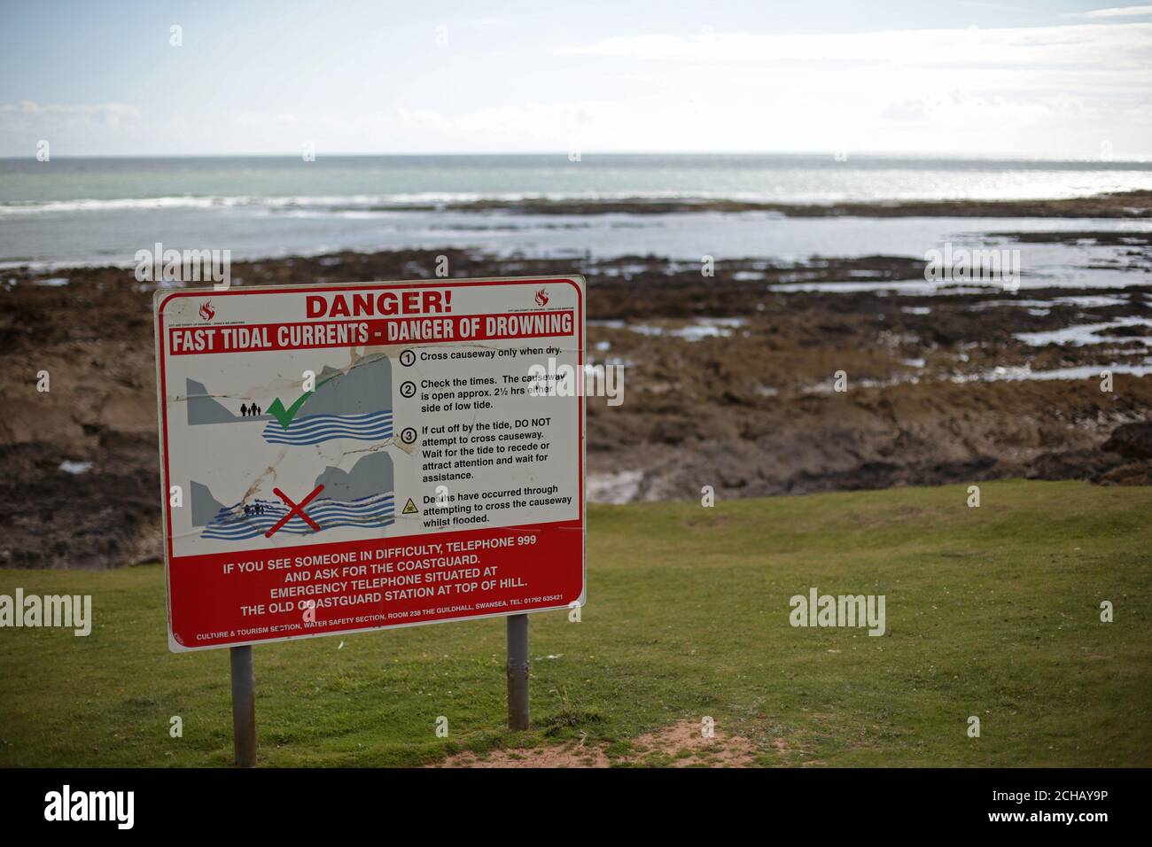 Ein öffentliches Warnschild bei Flut an der Küste bei Rhossili Bay in Swansea, Wales. DRÜCKEN Sie VERBANDSFOTO. Bilddatum: Mittwoch, 13. Juli 2016. Bildnachweis sollte lauten: Yui Mok/PA Wire Stockfoto