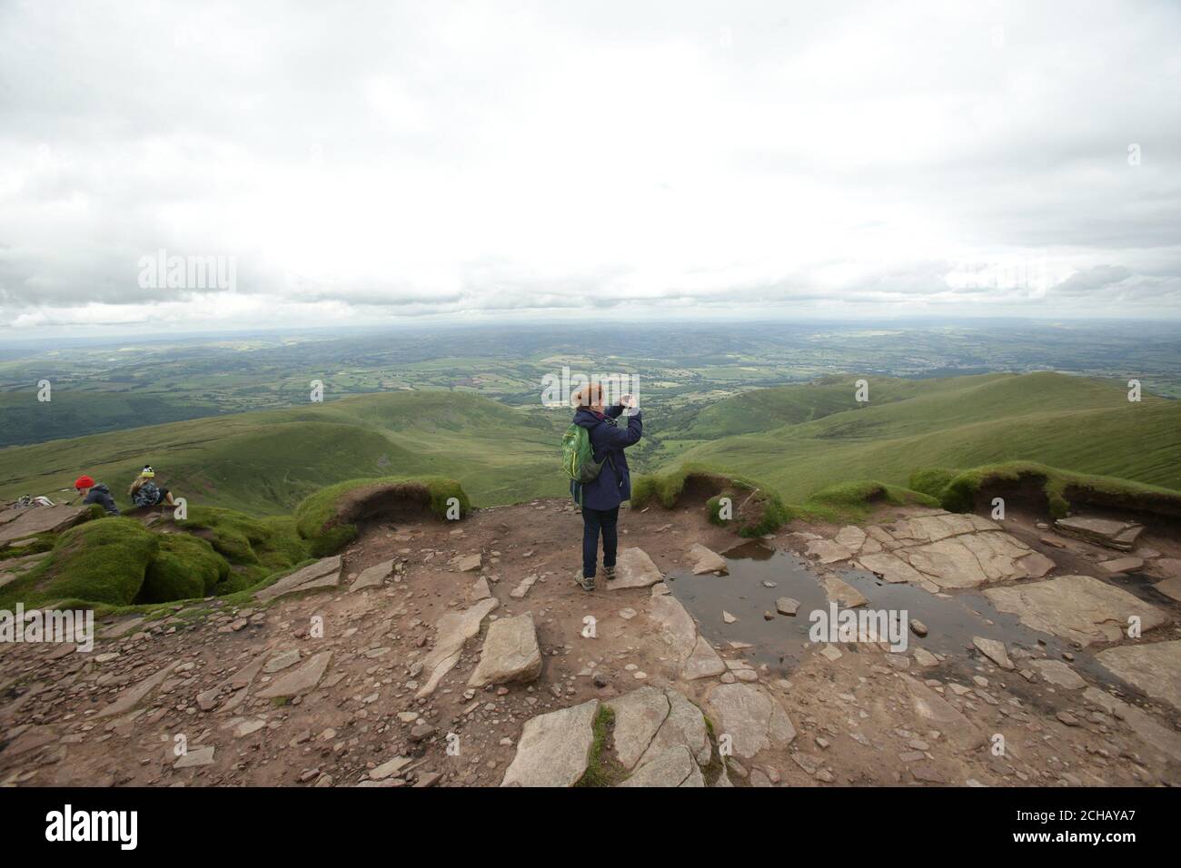 Ein Wanderer fotografiert den Blick auf den Brecon Beacons National Park vom Gipfel des Corn Du Mountain in Wales. DRÜCKEN Sie VERBANDSFOTO. Bilddatum: Dienstag, 12. Juli 2016. Bildnachweis sollte lauten: Yui Mok/PA Wire Stockfoto