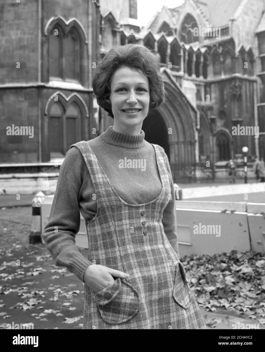 Margaret Lowe vor den Gerichtshöfen. Stockfoto