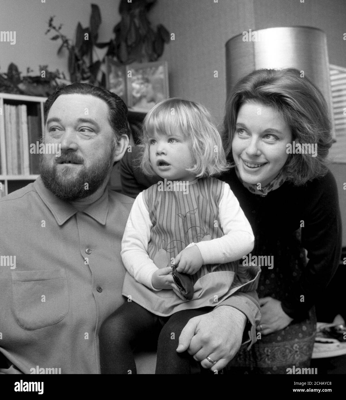 Michael Flanders, 41, zusammen mit seiner amerikanischen Frau Claudia und der zweijährigen Tochter Laura. Stockfoto