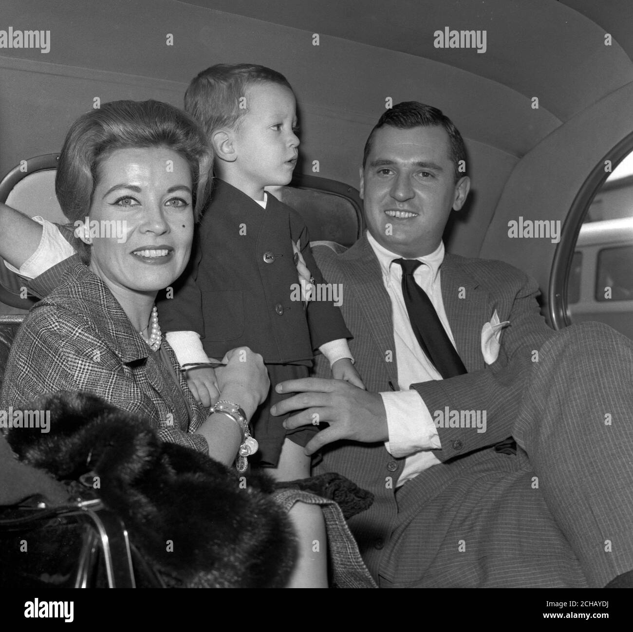 Die amerikanische Filmschauspielerin Gloria DeHaven mit ihrem Mann Richard Fincher und ihrem Sohn Harry. Stockfoto