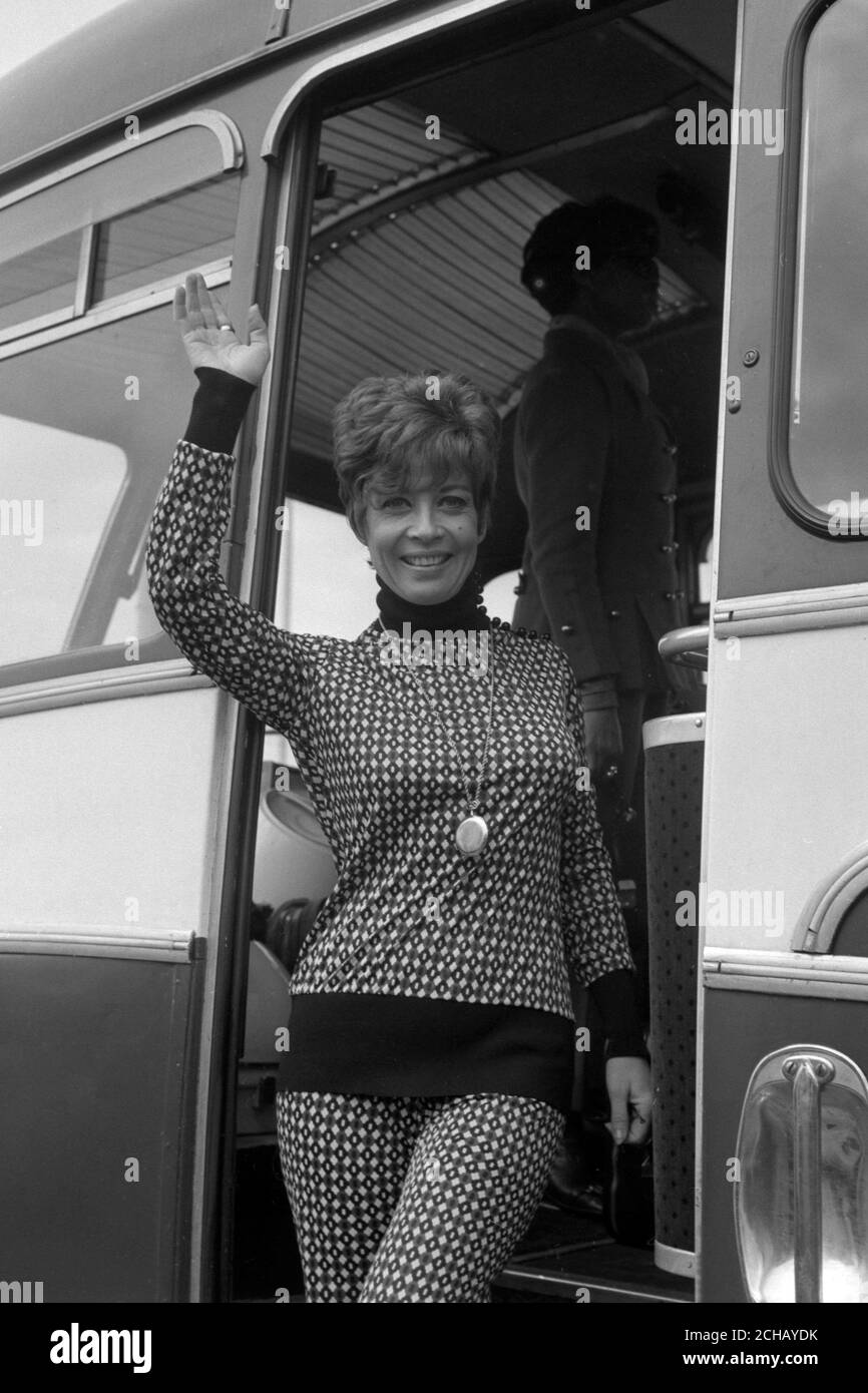 Gloria DeHaven, in einer Hose mit Karo-Karo und einem langen Pullover, bei Ankunft am Flughafen Heathrow, London. Sie ist die weibliche Hauptrolle in der Sammy David Jr Show 'Golden Boy', die im Londoner Palladium eröffnet wird. Stockfoto