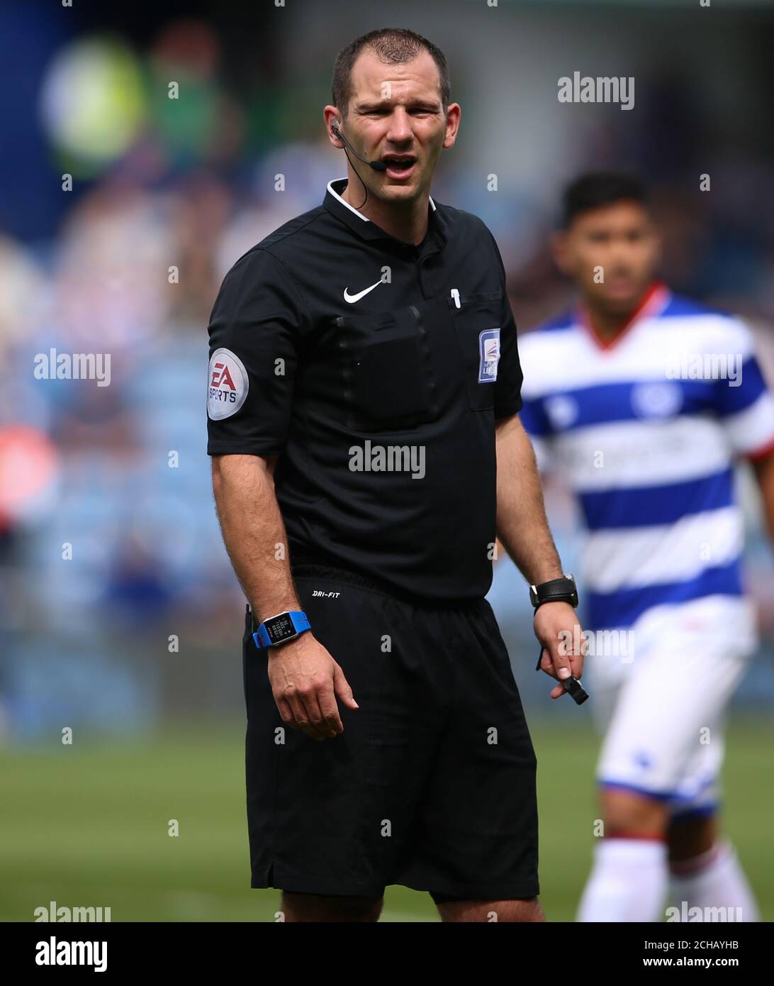 Schiedsrichter Tim Robinson beim VorsaisonFreundschaftsspiel in der