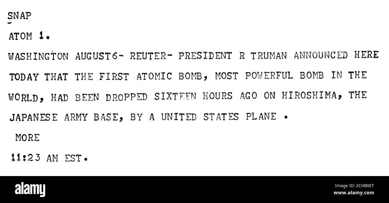 Eine Nachrichtensendung der Reuters-Press Association über die erste Atombombe, die auf Hiroshima in Japan abgeworfen worden war. Stockfoto