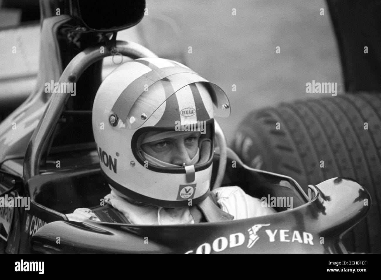 Am Steuer seines Ensign N174 sitzt der neuseeländische Motorsportfahrer Chris Amon. Stockfoto