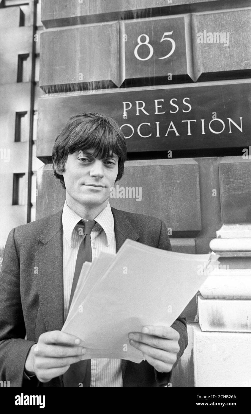 Presseverband politischer Reporter Andy Webb vor dem Hauptquartier der PA Fleet Street, mit Kopien von Dokumenten über Treasury Pläne für weitere Kürzungen bei den Verteidigungsausgaben. Der Premierminister hat eine Untersuchung in Whitehall angeordnet, wie die geheimen Dokumente in den Besitz der PA kamen. Stockfoto