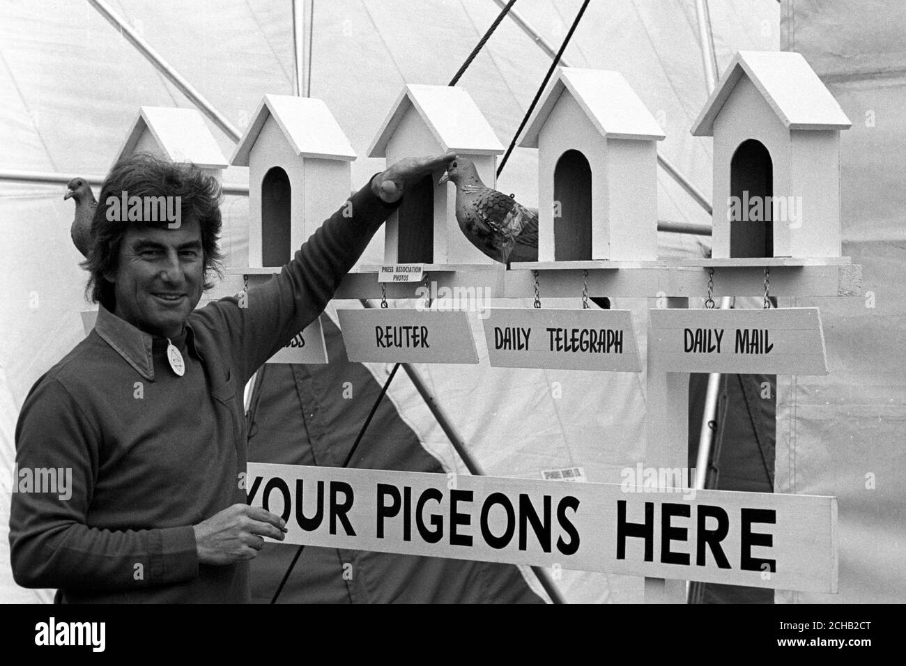 Dave Hudson, der Press Association, neben einem 'Pigeon Post' Schild in St Andrews während der Open Championship 1978. Stockfoto