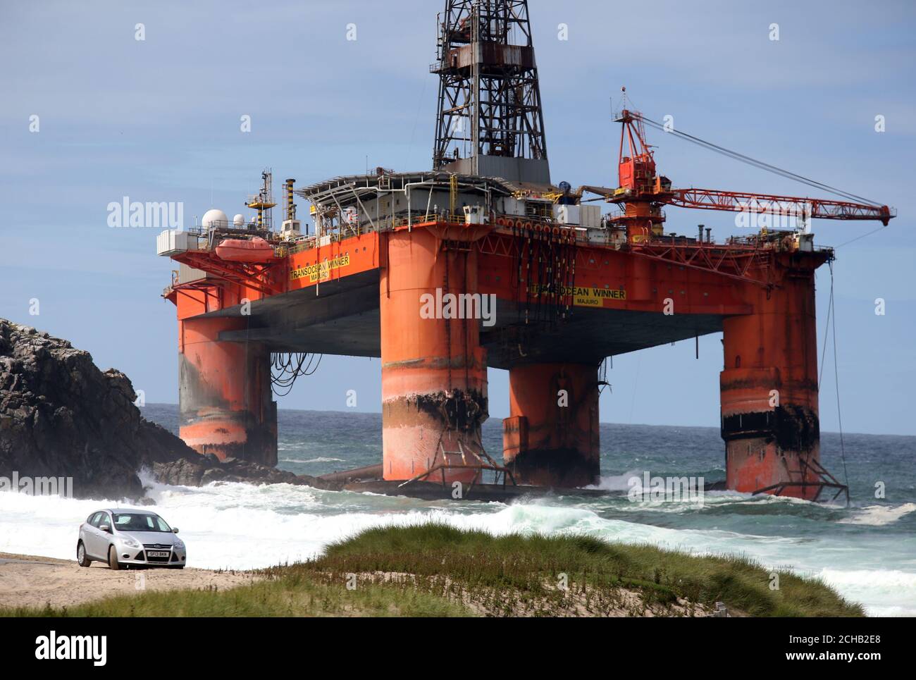 Ein Auto befindet sich neben dem Strand, wo die 17000-Tonnen-Bohranlage Transocean Winner, nachdem es auf Grund am Strand von Dalmore in der Carloway-Bereich der Isle of Lewis lief. Stockfoto