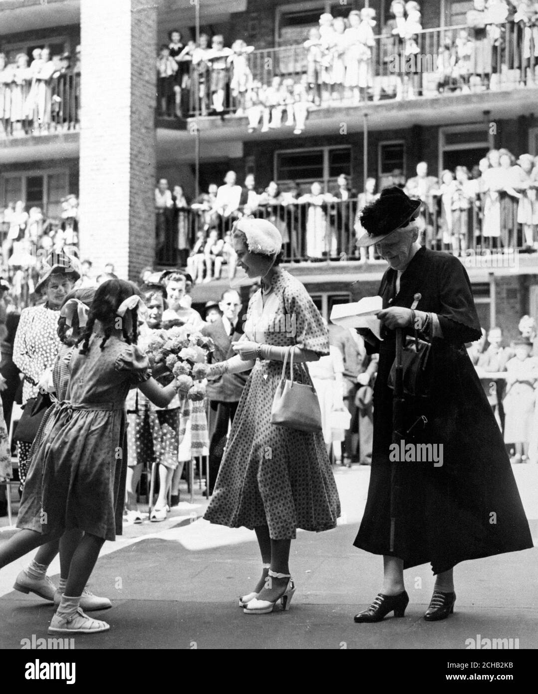 Prinzessin Margaret, die auf dem neuen Anwesen Islington Wohnungen eröffnet, erhält einen Blumenstrauß von Pauline Quinn und Bette Sweetman, den ersten Kindern, die auf dem neuen Anwesen in London geboren werden. Stockfoto