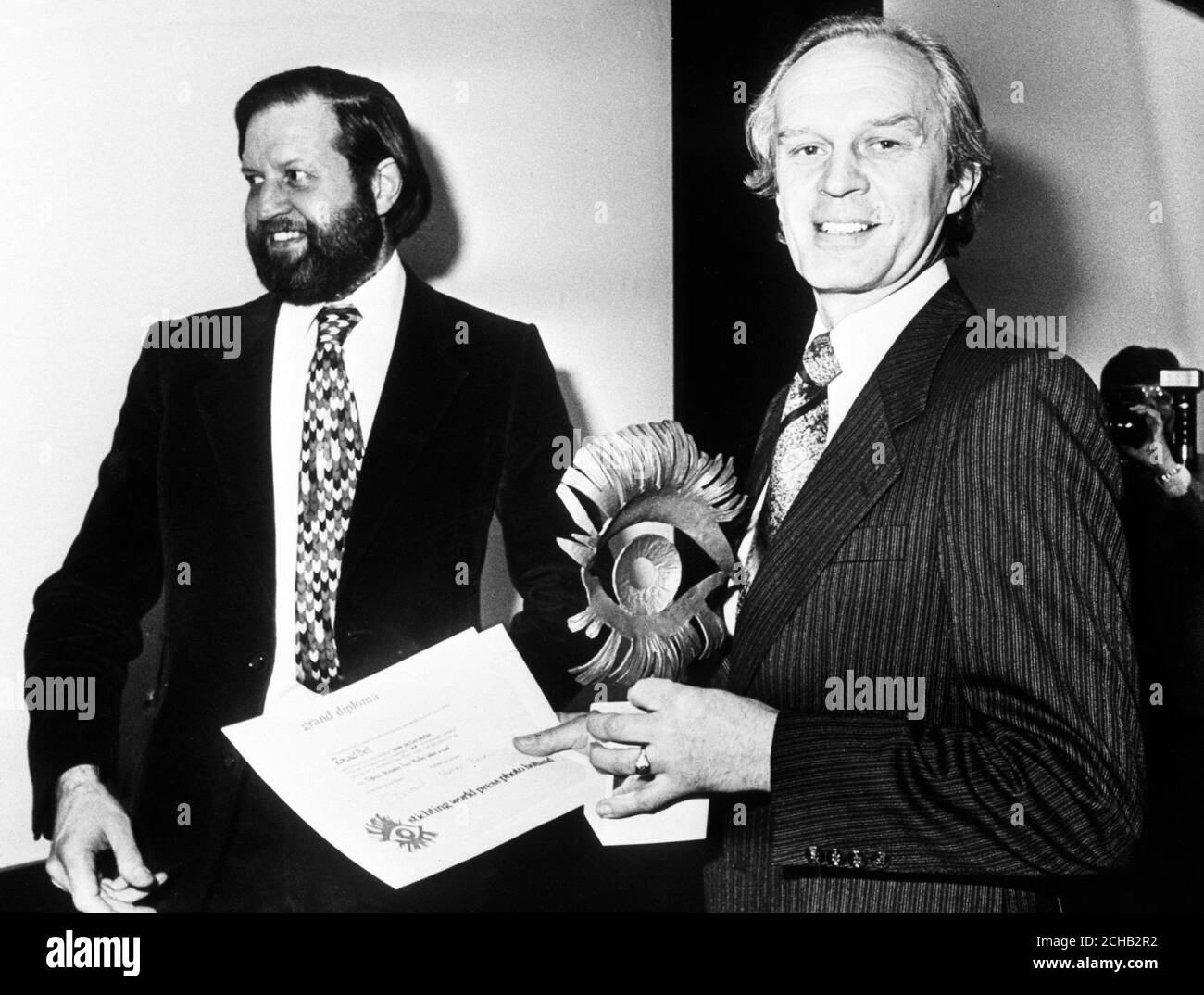 Der Fotograf der Pressevereinigung Ron Bell (r) erhält seinen Preis von Michael Rand, Vorsitzender der Jury, bei der Verleihung des 21. World Press Photo Contest Awards in Amsterdam. Stockfoto