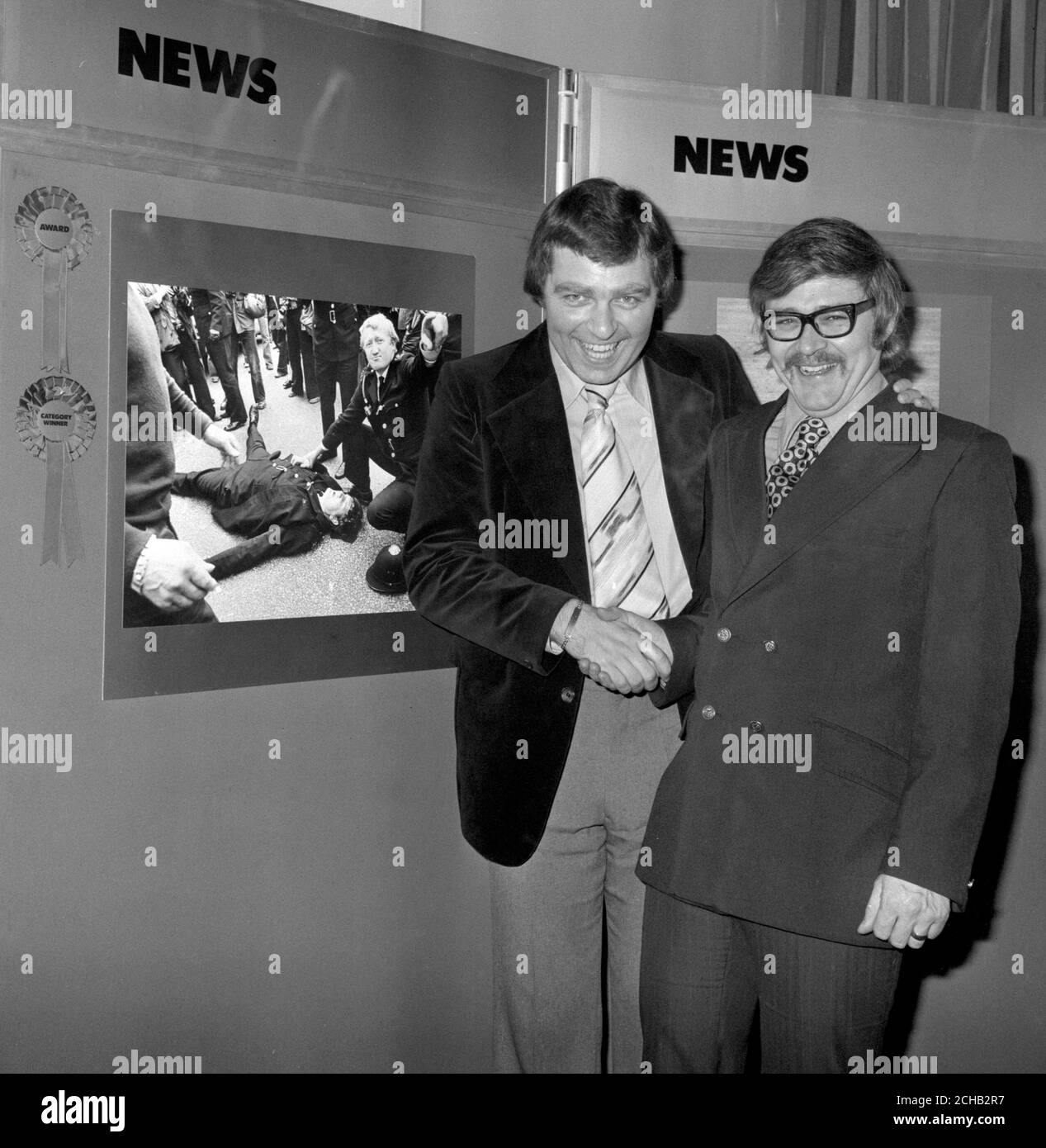 Dave Caulkin (r), Fotograf der Press Association, und Alan Stolworthy, Fotodrucker, bei der Verleihung der Ilford £1,000 Print Awards in London. Stockfoto