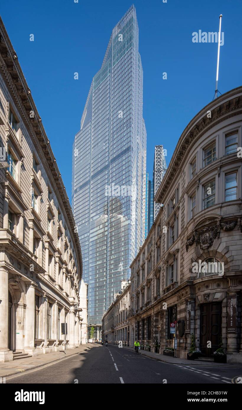 Blick auf westliche Höhe von Threadneedle Street, mit der Sonne voll auf 22 Bishopsgate. Das Leadenhall Building raste rechts hindurch Stockfoto