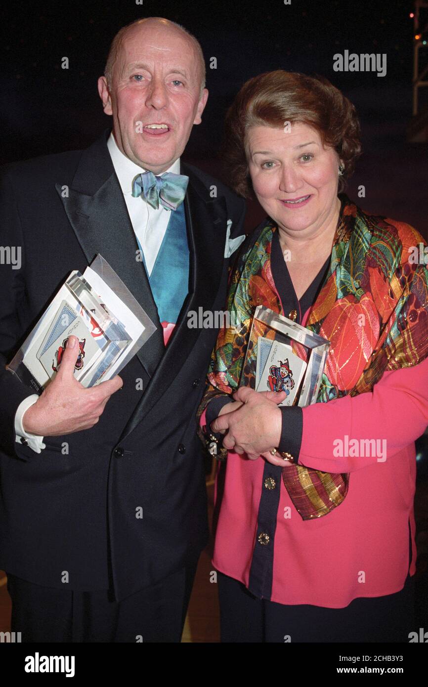 Schauspieler Richard Wilson, Star der BBC-Serie "One Foot in the Grave", mit Schauspielerin Patricia Routledge, Star von BBC's "Keeping Up Appearances", bei den British Comedy Awards in London. Stockfoto