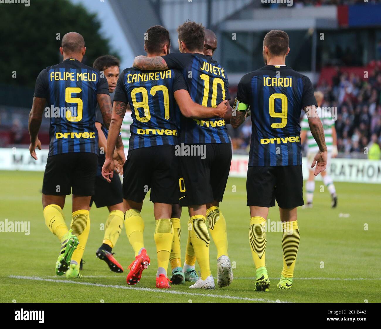 Antonio Candreva von Inter Mailand und Stefan Jovetic von Inter Mailand feiern das zweite Tor seiner Mannschaft während des International Champions Cup-Spiels im Thomond Park in Limerick. Stockfoto