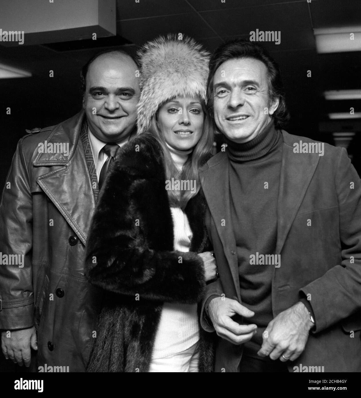 Die drei Menschen, die an dem Film "Mann von La Mancha" mitgewirkt haben, sind bei ihrer Ankunft am Flughafen Heathrow zu sehen. (L-R) James Coco, der Sancho Panza spielt, Julie Gregg, die Antonia Quijana spielt, und der Regisseur des Films Arthur Hiller. Stockfoto