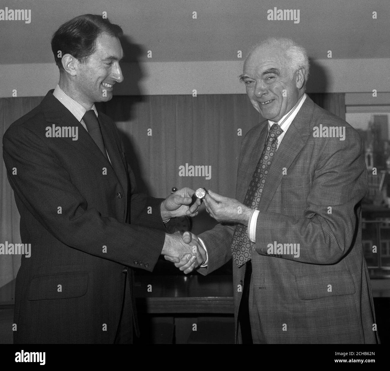 Ian Yates, PA General Manager, präsentiert Johnny Johnson, PA Color Studios, eine goldene Uhr. Stockfoto